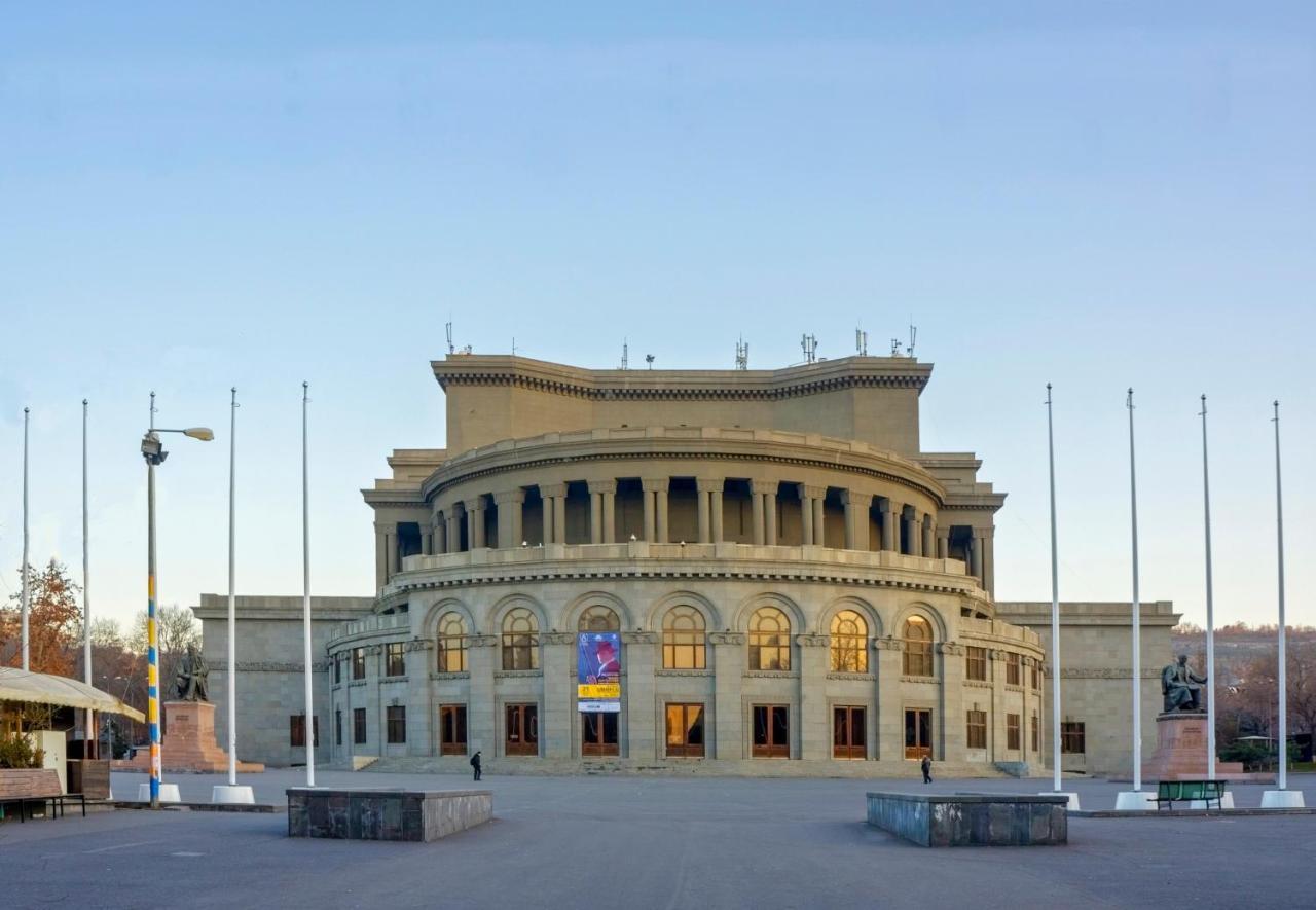 Holiday Inn Yerevan - Republic Square, An Ihg Hotel Exterior photo